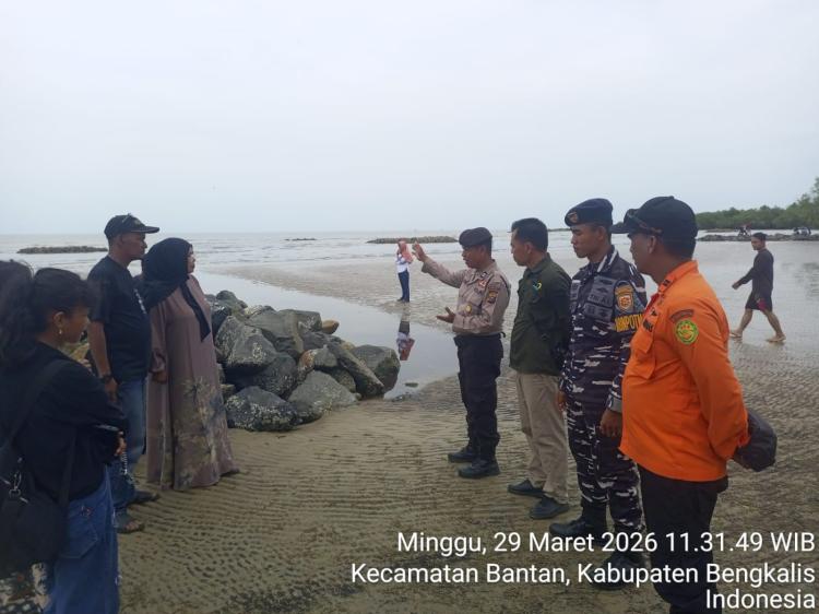 Polsek Bantan Lakukan Pengamanan Ketat di Pantai Indah Selatbaru, Libur Lebaran Berlangsung Kondusif